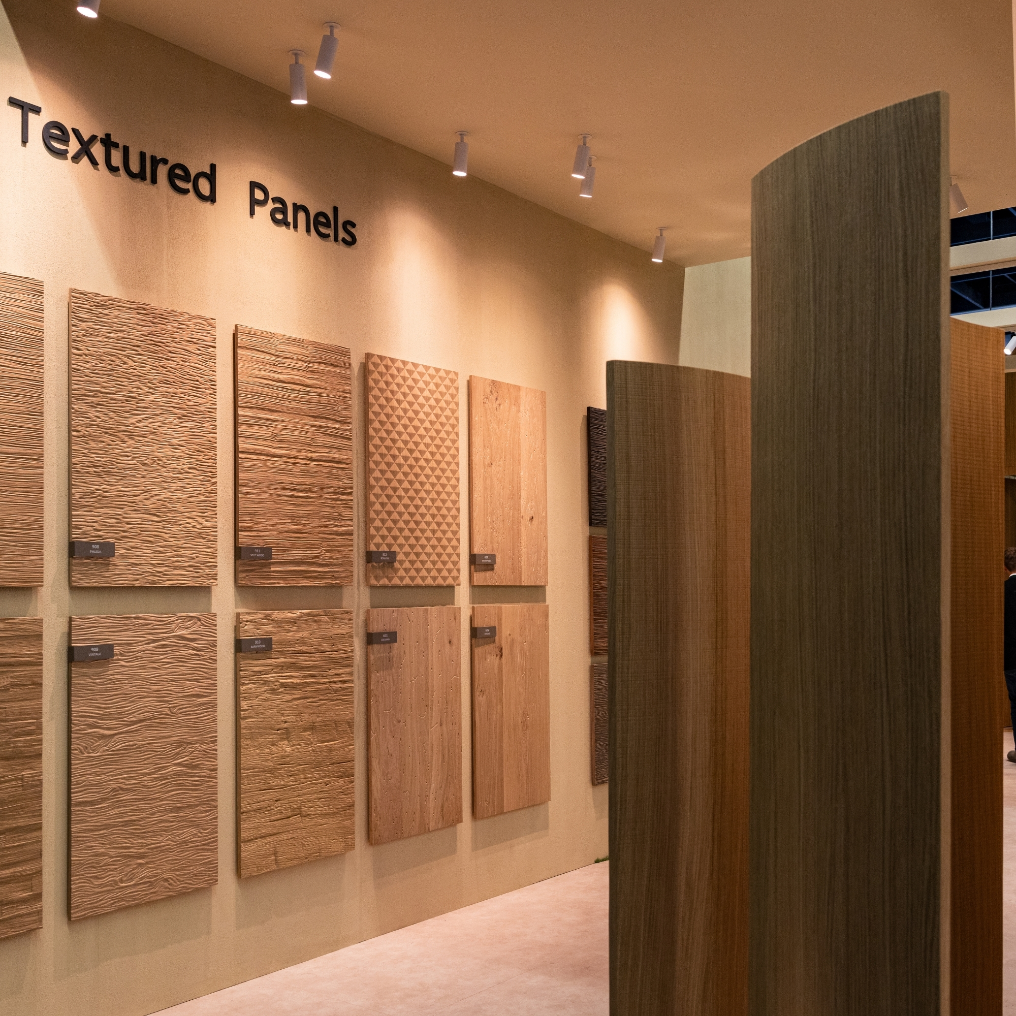 Στην interzum, η XYLOKAT παρουσιάζει τις 3D Ανάγλυφες Επιφάνειές της με μεγάλη ποικιλία υφών και μια επιβλητική Flexy Επιφάνεια στο κέντρο της έκθεσης.
