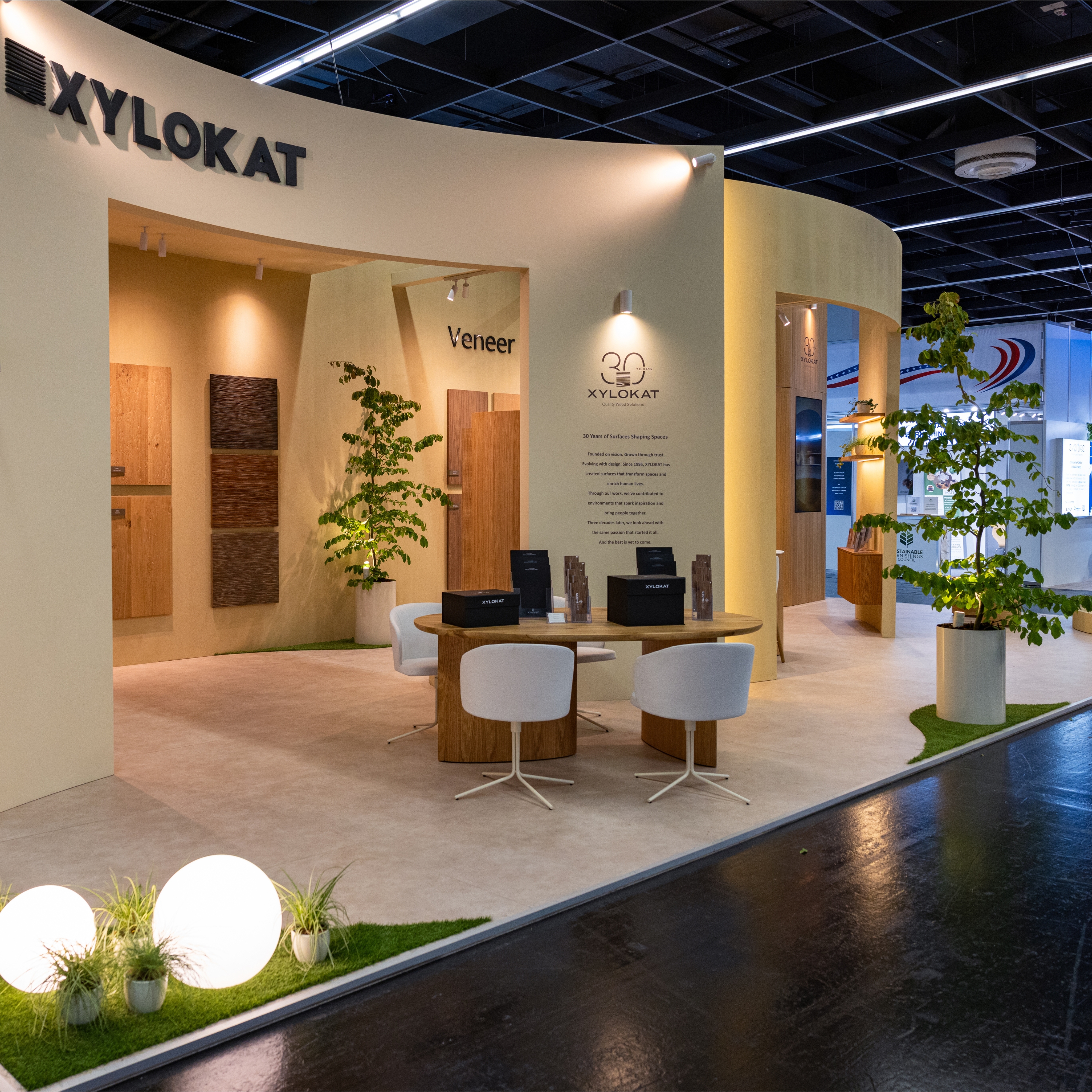 Το καλαίσθητο περίπτερο της XYLOKAT στην interzum με επενδυμένες επιφάνειες υψηλής ποιότητας, φυσικές υφές και μοντέρνο σχεδιασμό.