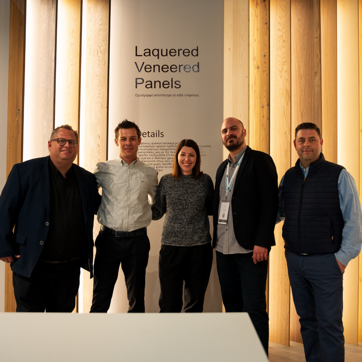 Η ομάδα της XYLOKAT φωτογραφίζεται στο περίπτερο της εταιρείας στη Medwood, μπροστά από τα Λουστραρισμένα Πάνελ. Πρώτος από δεξιά είναι ο CEO Θεόδωρος Αθανασιάδης και δεύτερος από αριστερά ο ιδιοκτήτης Αναστάσιος Κατσάνης.